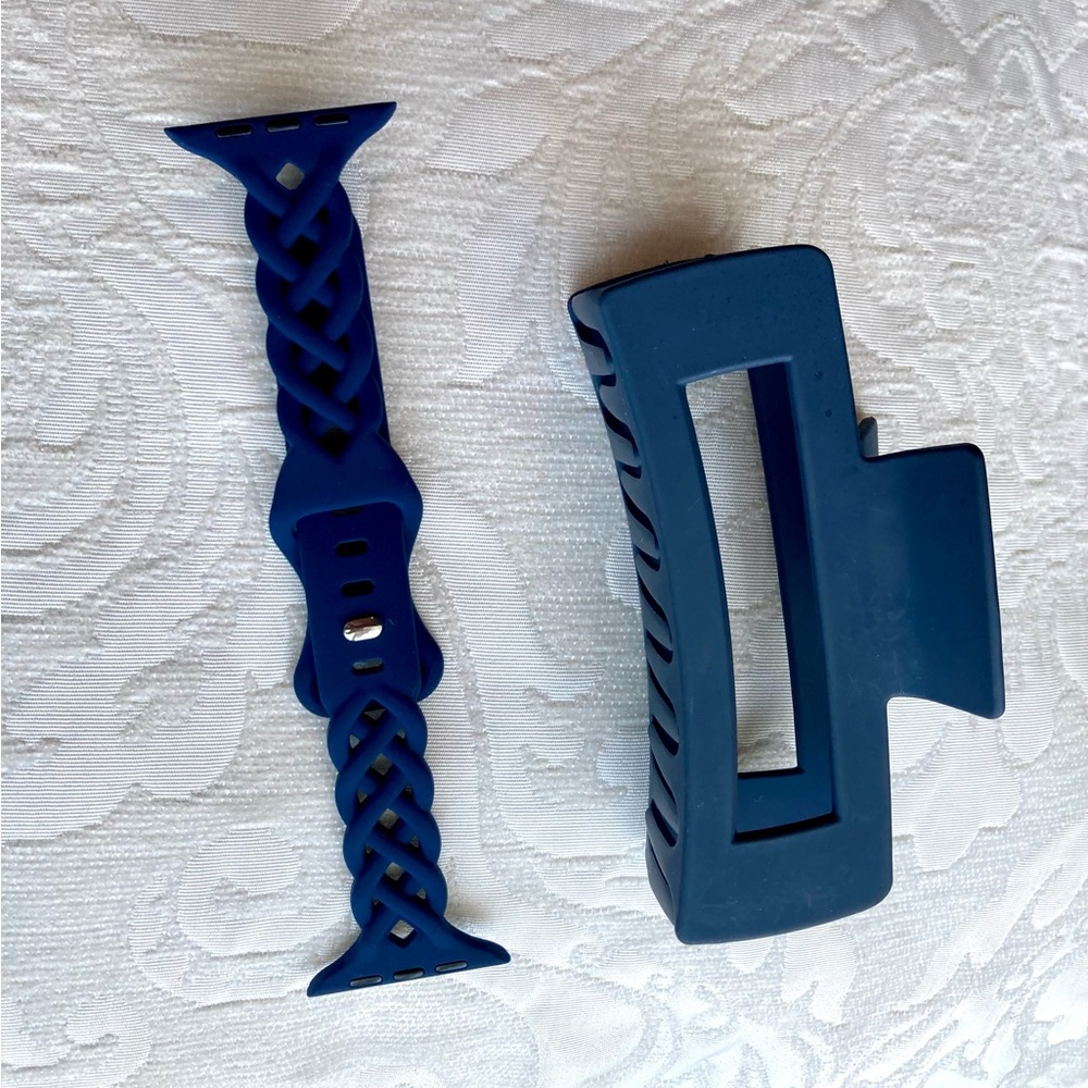 NWOT: Navy coordinating Apple Watch band with hair clip